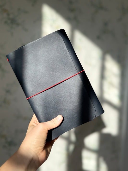 The Confidant (M) – A5 Trifold Refillable Journal