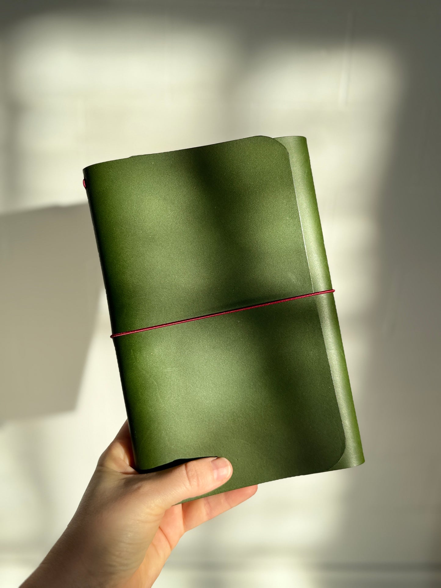 The Confidant (M) – A5 Trifold Refillable Journal